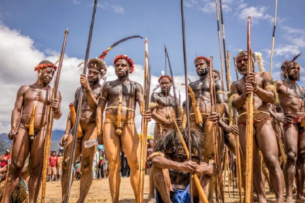 Koteka Baju Adat Pria Papua di Indonesia